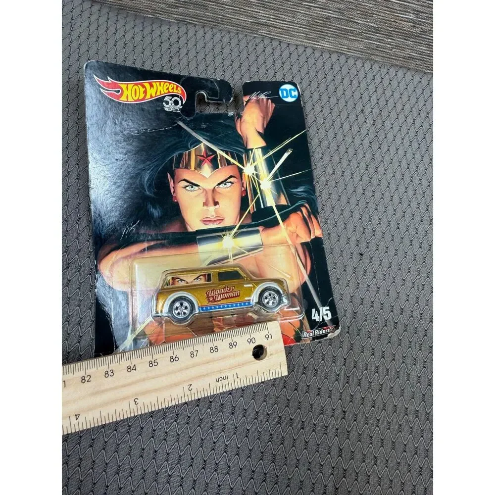 Hot Wheels Pop Culture DC Comics Wonder Woman 1967 Austin Mini Van Gold Sealed